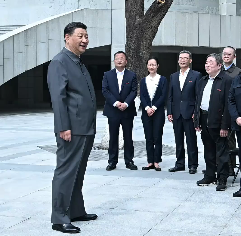 在第四十二个教师节到来之际  习近平向全国广大教师和教育工作者致以节日祝贺和诚挚问候